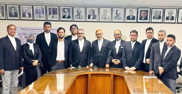 পদত্যাগের পর গণমাধ্যমকর্মীদের সঙ্গে কথা বলেন ডেপুটি ও সহকারী অ্যাটর্নি জেনারেলরা